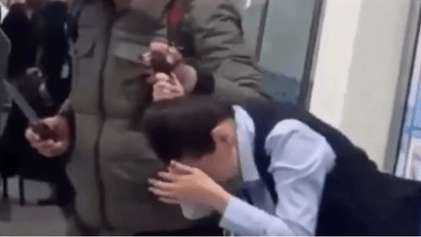 هدد بقتلها، ملاكم سابق ينقذ موظفة بمطار كازاخستان من يد مسلح