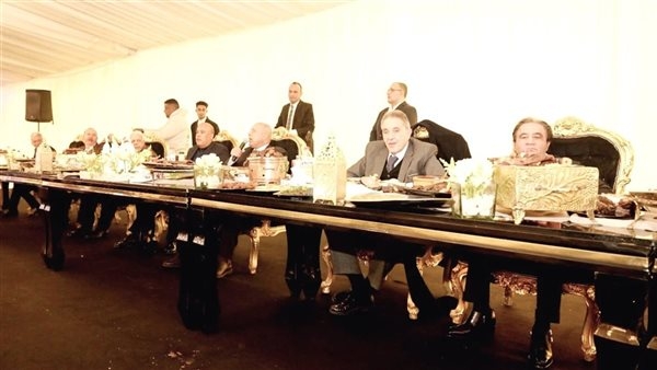 وزير الصناعة يعقد اجتماعا لاستعراض سبل تحقيق التقدم في صناعة الحديد