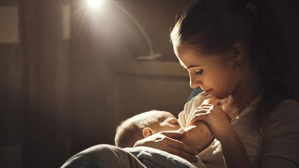 هل يجوز للمرضعة الإفطار حفاظا علي صحة الجنين، وما هي كفارتها؟