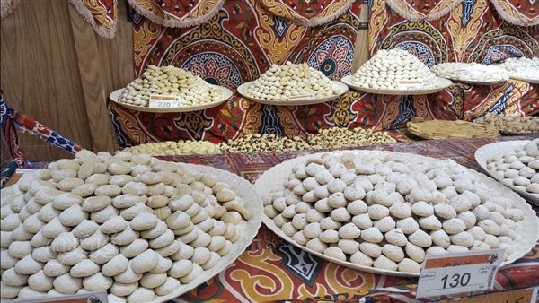 أسعار الكعك والبسكويت والغريبة والبيتي فور في السلاسل الغذائية (صور)