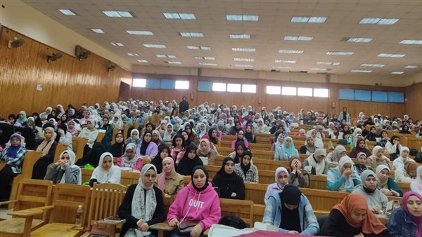 النيل للإعلام بالفيوم يقيم حوارا مع طلاب الجامعة حول "الشباب والقضايا الوطنية"