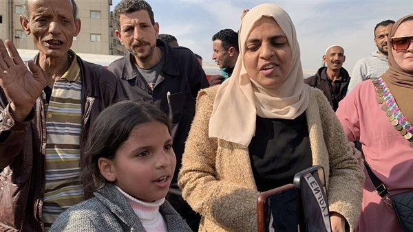 ابنة كابونجا وزوجته يحتفلان بنجاحه في سحب قطار (صور)