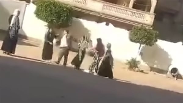 بالأيدي والأرجل، تفاصيل اعتداء مدير مدرسة على طالبتين بالضرب المبرح في البحيرة