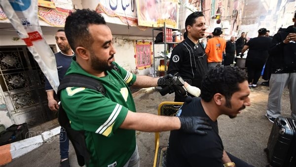 "أي حد ضهره واجعه يناديني"، كابتن عادل يوفر المساج للمتطوعين في إفطار المطرية 2025 (فيديو)