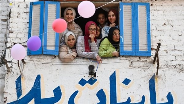 مائدة إفطار المطرية، الفتيات والسيدات يشاركن المنظمين في إعداد الوجبات والحلوى (فيديو)