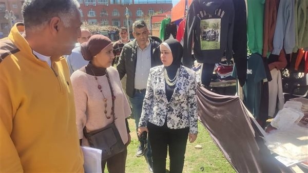 رئيس حى شرق بالإسكندرية تتابع فعاليات سوق اليوم الواحد
