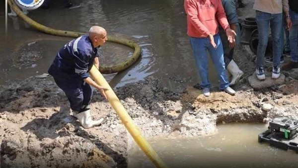 الانتهاء من إصلاح كسر مفاجئ في خط مياه بالمنيا (صور)