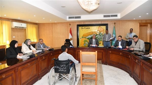 إعانات وعلاج على نفقة الدولة في لقاء المحافظ مع المواطنين بالفيوم