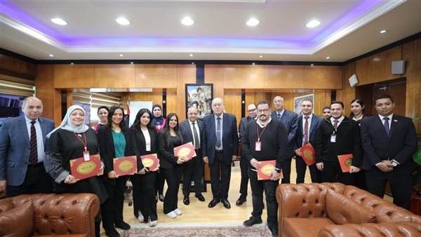 رئيس شركة ميناء القاهرة الجوي يكرم عددا من العاملين المتميزين