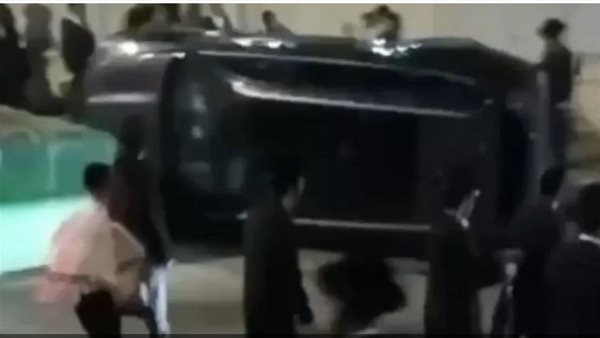 يهود حريديم يهاجمون مسؤولًا إسرائيليًّا وعائلته ويقلبون سيارته (فيديو)