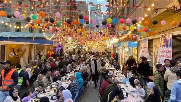 12 صورة ترصد أكبر مائدة إفطار جماعي بمنطقة العلواية في الإسكندرية