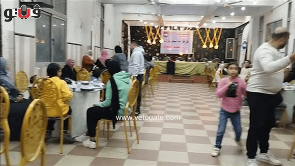 عشرات الأسر من أهالي المحلة يجتمعون على سفرة إفطار واحدة (فيديو)