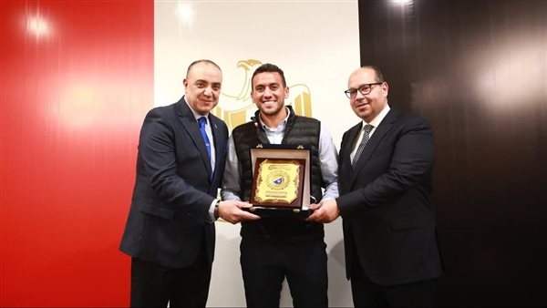 صيني من متحدي الإعاقة يكرّم البطل الأولمبي أحمد أسامة الجندي برسم تذكاري