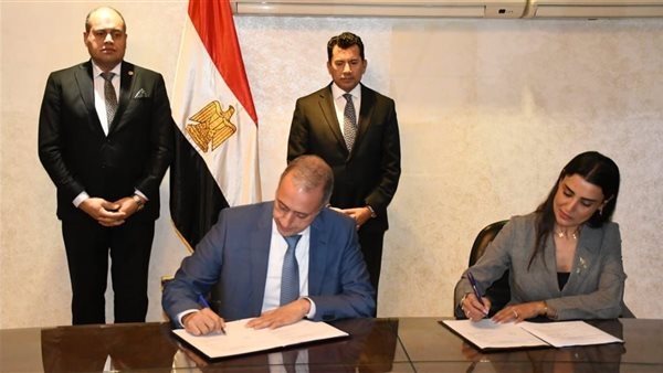 أشرف صبحي يشهد توقيع عقد رعاية بطولة العالم للناشئين للإسكواش