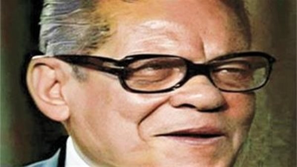 طاهر أبو فاشا.. ما تيسر من سيرة صاحب القيثارة السماوية.. تخرج في دار العلوم وعمل مدرسًا.. تنوعت أشعاره بين العامية والفصحى.. والحزن على زوجته وابنه ينهي مسيرته