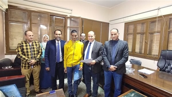 عمل القاهرة: تسليم عقود عمل جديدة لعدد من الشباب
