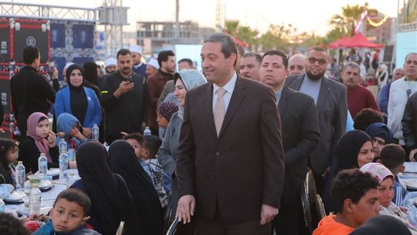 بحضور 6 آلاف صائم، محافظ دمياط يتفقد أكبر مائدة إفطار جماعي