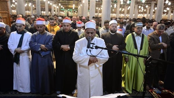 طامعين في ثواب ليلة القدر، روحانيات خاصة في صلاتي العشاء والتراويح بمسجد عمرو بن العاص (صور)