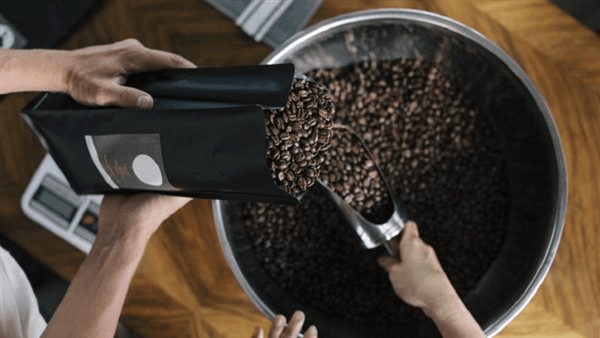 بسبب ملصق مضلل، سحب عبوات قهوة شهيرة من الأسواق الأمريكية