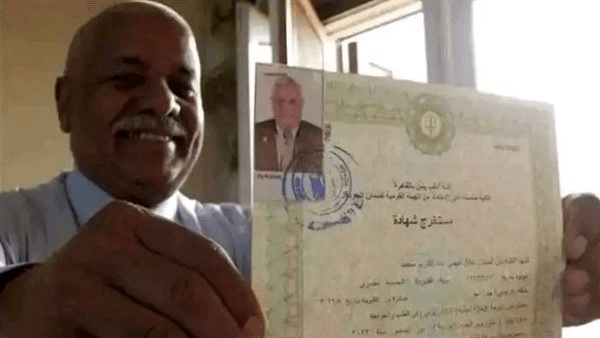 تخرج في طب الأزهر بعد 40 عامًا، حكاية الحاج عادل تثير الجدل، والنشطاء: لا يأس مع الحياة