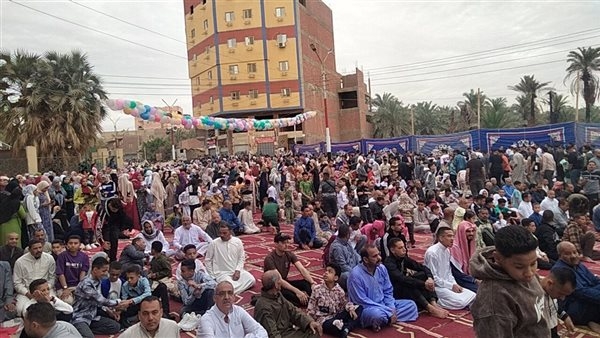 أهالي الوادي الجديد يؤدون صلاة عيد الفطر المبارك في مشهد مهيب بواحة الخارجة (صور)