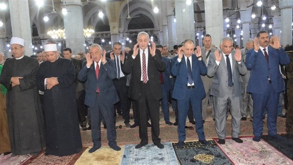 محافظ الغربية يهنئ المواطنين عقب صلاة عيد الفطر بمسجد السيد البدوي (صور)