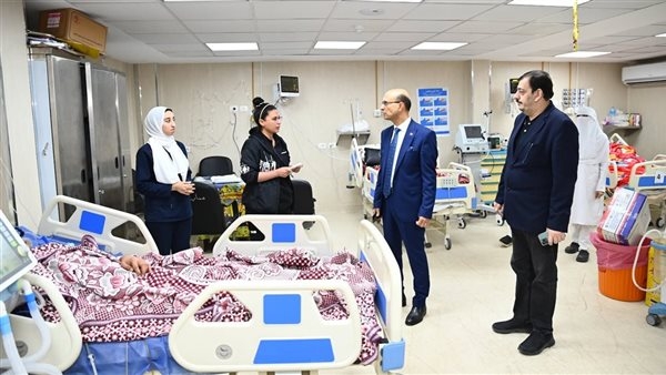 رئيس جامعة أسيوط يتابع العمل بالمستشفيات الجامعية خلال عيد الفطر (صور)