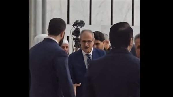 أحمد الشرع يقبل يد والده في أول ظهور له خلال مراسم الاحتفال بعيد الفطر (فيديو)