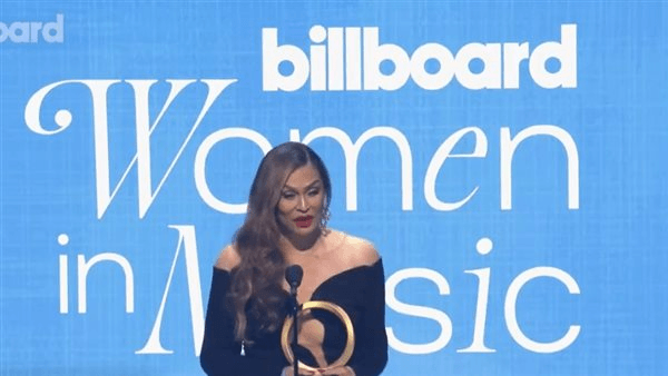 والدة بيونسيه تتسلم جائزة "أم العام" بحفل Billboard 2025 Women in Music (فيديو)