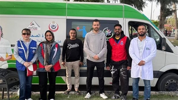 فرق 100 مليون صحة تواصل تقديم خدماتها الطبية للمواطنين بالحدائق والمتنزهات (صور)