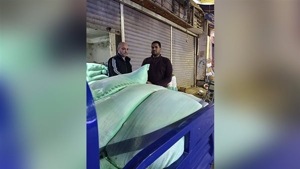 ضبط 23 شيكارة دقيق ومشروبات غازية منتهية الصلاحية بالشرقية