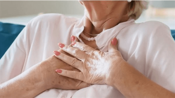 قد تدل على نوبة قلبية، أعراض صحية خطيرة تستدعي تدخلًا طبيًا فوريًا