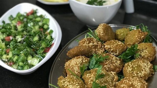 طريقة عمل الطعمية في البيت زي الجاهزة، أضمن وأوفر