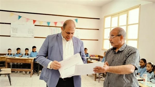 مدير التعليم يتفقد انتظام الدراسة بمدرسة حاجر قنا