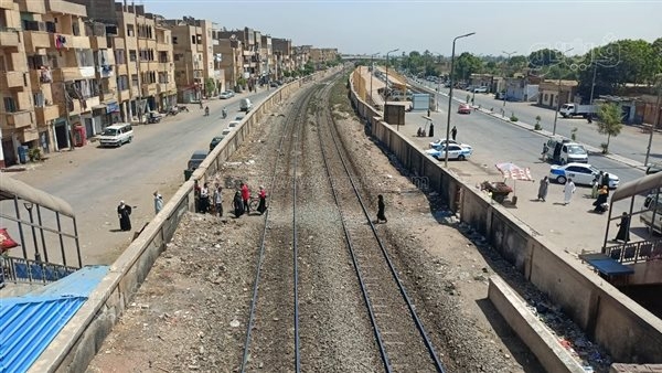 يهدد حياتهم، الأهالي يطالبون بغلق معبر غير شرعي بالسكة الحديد بالأقصر"فيديو وصور"