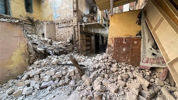 الدفاع المدني يبحث عن ضحايا أسفل عقار انهار في أبو النمرس وانتشال جثة طفلة