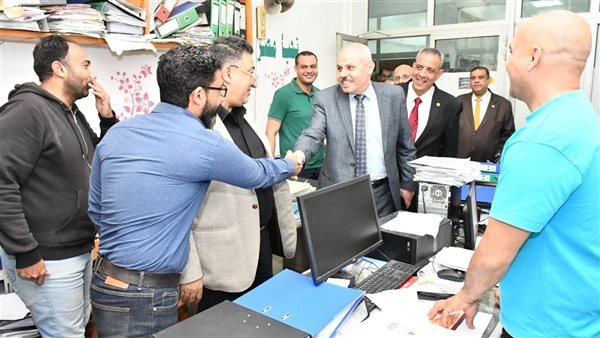 رئيس جامعة القناة يتفقد المبنى الإداري (صور)
