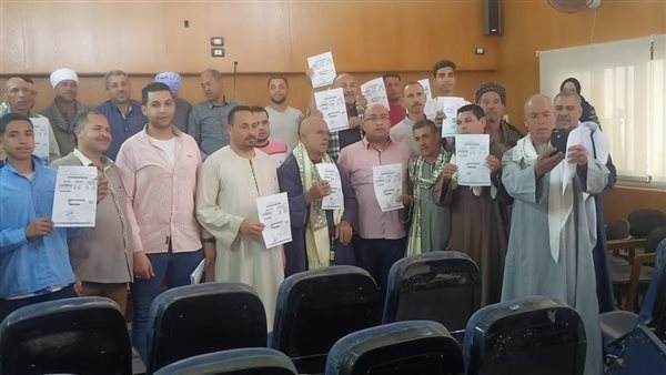 تسليم 65 نموذج "8" نهائي للتصالح في مخالفات البناء للمواطنين بالغنايم أسيوط