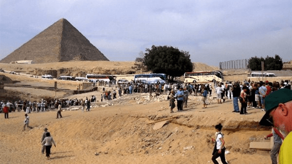 شركات السياحة تبحث إدخال تعديلات على تجربة التشغيل التجريبي لزيارة الأهرامات