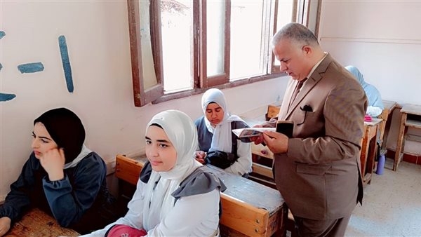 إحالة مدير مدرسة والعاملين بها بالفيوم للتحقيق بسبب التقصير في العمل