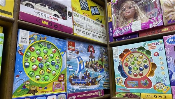استقرار أسعار ألعاب الأطفال بالموسكي.. ننشر قائمة بأبرز الأنواع التقليدية والإلكترونية.. وهذه أهم مستلزمات أعياد الميلاد (صور)