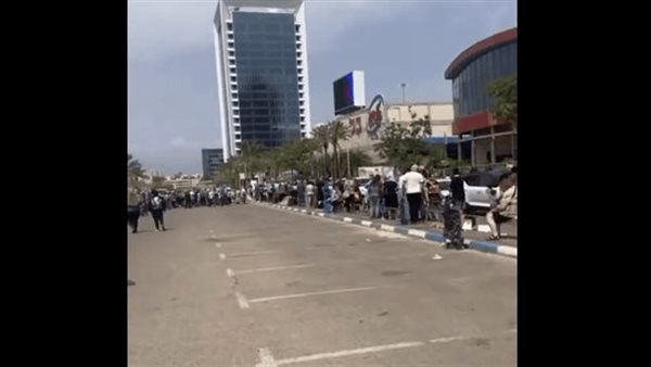 مقطع فاضح للاحتلال، آلاف المستوطنين في طابور للحصول على المساعدات الغذائية (فيديو)