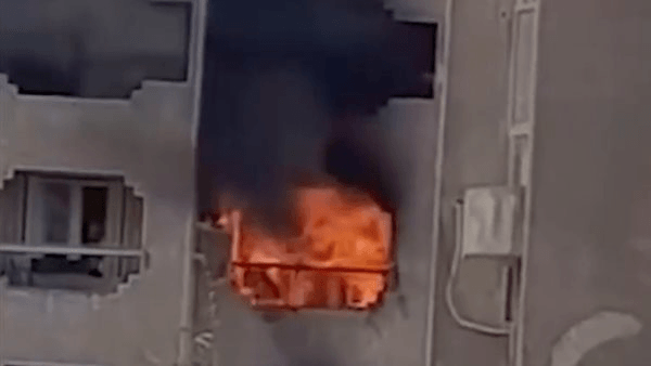 المعمل الجنائي يعاين حريقا التهم شقة بالسيدة زينب