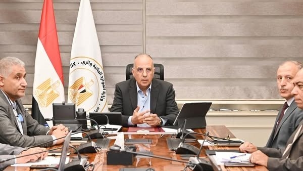 وزير الري يتابع الموقف التنفيذي لمشروع "تحسين نوعية المياه بمصرف كيتشنر"