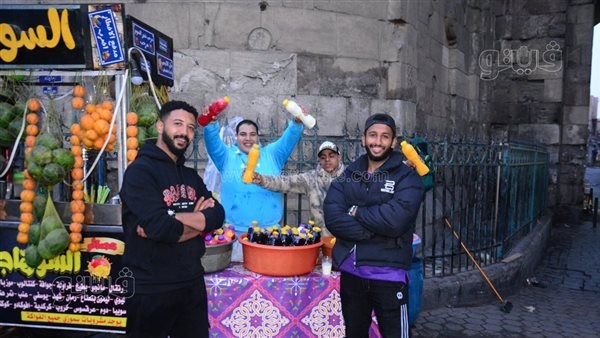 من الانهيار إلى النجاح، «محمد» بدأ بعربة عصير أمام باب زويلة، خسر 3 محلات بسبب أزمات الأصدقاء، عاد قويا في شوارع الجمالية، كلمة السر "الجودة والسعر المناسب " (فيديو)