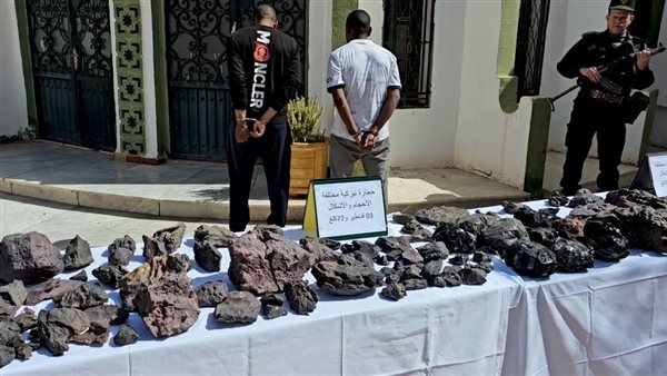 السلطات الجزائرية تحجز كمية ضخمة من الأحجار النيزكية