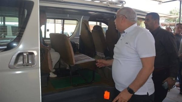 محافظ الوادي الجديد يتفقد مواقف الأجرة لمتابعة الالتزام بالتسعيرة الجديدة (صور)