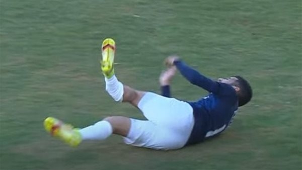 لاعبو سيراميكا يدعمون أحمد قندوسي بلافتة في مباراة زد بكأس عاصمة مصر (فيديو)