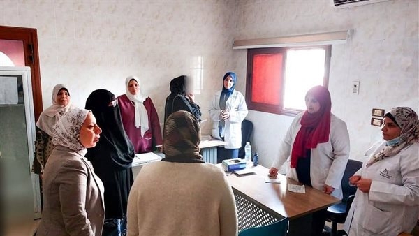 وكيل الصحة بالإسماعيلية تشيد بكفاءة الفريق الطبي بعيادة الجلدية بميدان المطافي (صور)