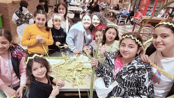 "صلبان وتيجان من سعف النخيل"، كنيسة الأنبا بيشوي ببورسعيد تحتفل بأحد الشعانين (فيديو)